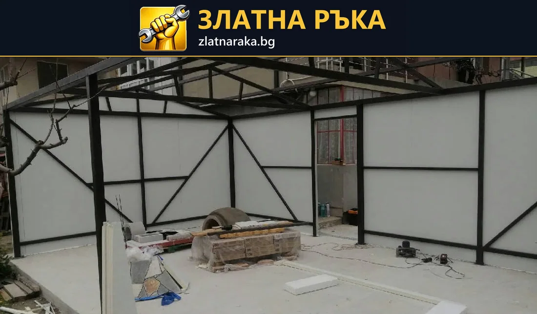 Черни метални колони и диагонали пред светли стенни панели в строящо се помещение.