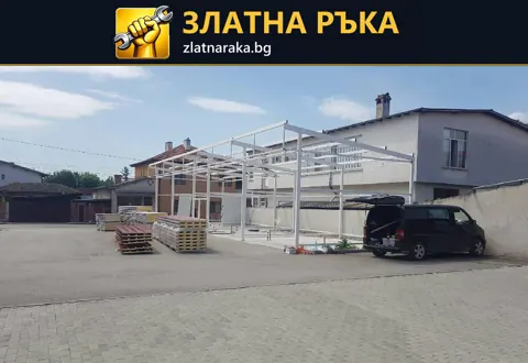 Бели метални колони и покривни рамки върху открита площадка