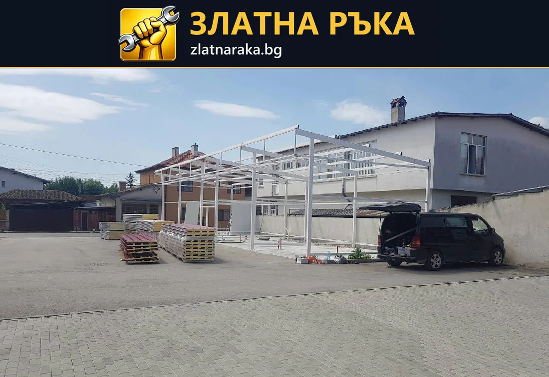 Бели метални колони и покривни рамки върху открита площадка