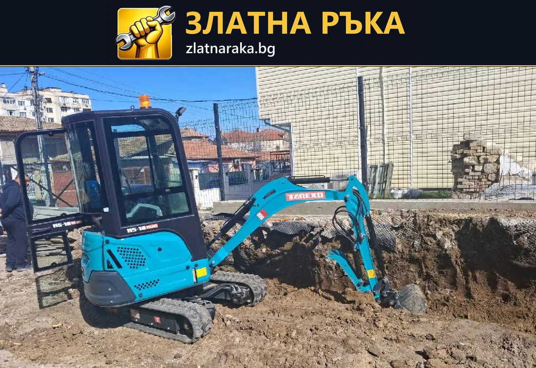 Минибагер оформя изкоп край зидана сграда