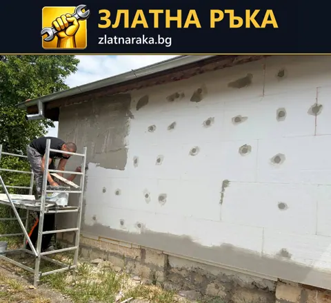Бели изолационни плочи с видими дюбели и работник на фасадно скеле