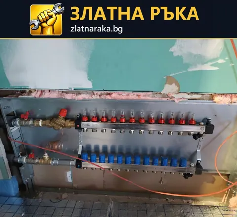 Колектор с два хоризонтални реда изводи и червени и сини регулиращи елементи