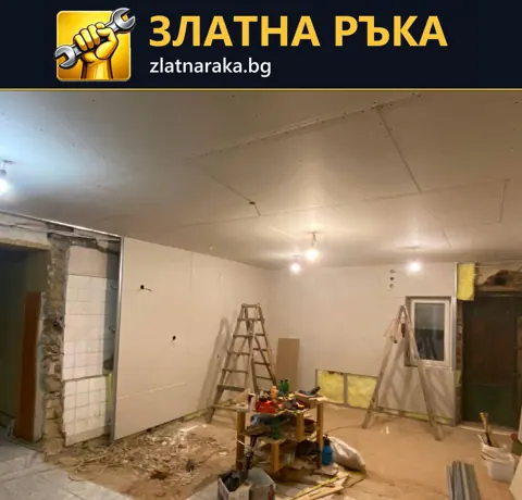 Стая в ремонт с монтирани плоскости по тавана, стълби и инструменти