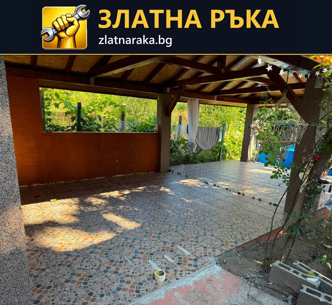 Покрита дворна зона с многоцветна мозаечна настилка около дърво