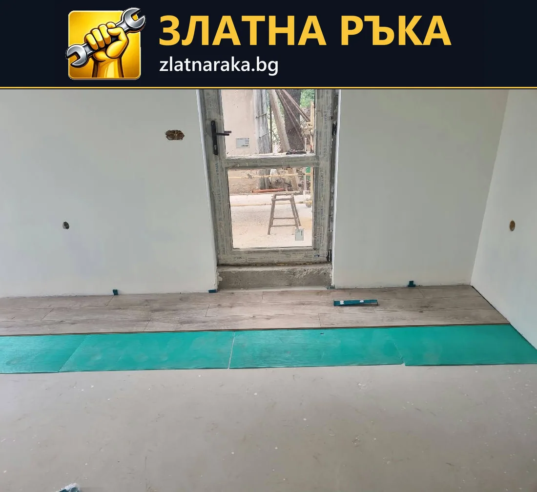 Няколко реда подови панели с дървесен рисунък върху зелена подложка край врата.