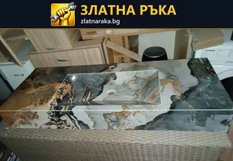 Изработен облицован плот с пъстър каменен рисунък, оформен умивалник и отвори, поставен в работилница.