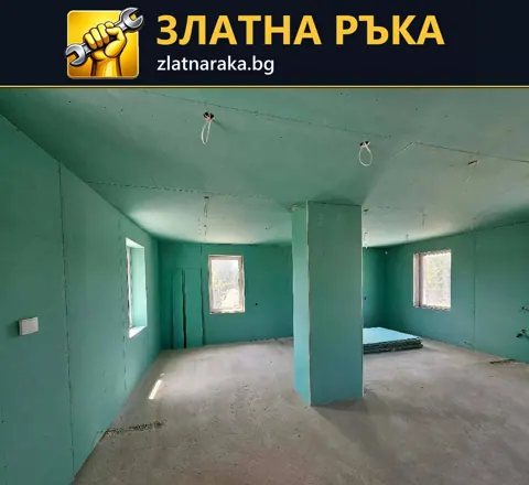 Зелени плоскости с видими винтове около колона и по тавана