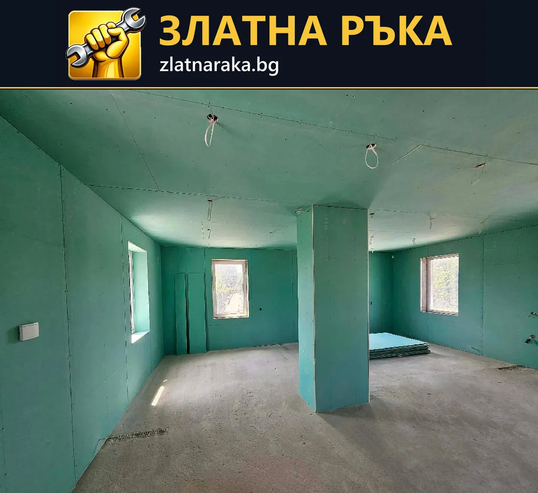 Зелени плоскости с видими винтове около колона и по тавана