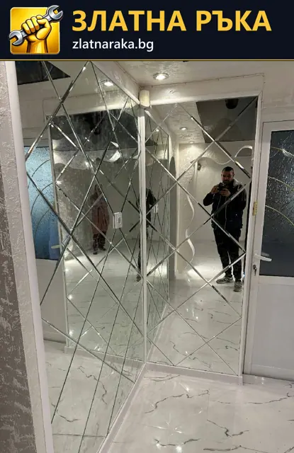 Стена от огледални ромбове до бяла врата и светъл под с жилки