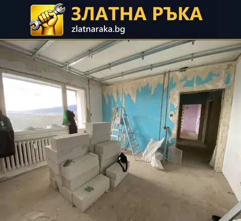 Основен вътрешен ремонт със свалени стенни покрития, подготвена таванна метална скара и складирани блокчета.