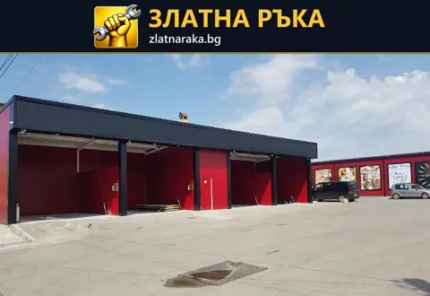 Ред отворени клетки на автомивка с червени прегради и тъмна челна обшивка