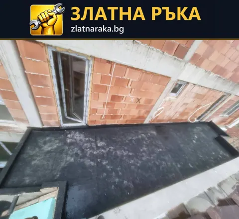 Тъмна терасна повърхност с повдигнати крайни линии край открити тухлени стени и монтирани рамки