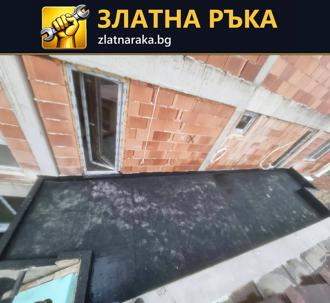 Тъмна терасна повърхност с повдигнати крайни линии край открити тухлени стени и монтирани рамки