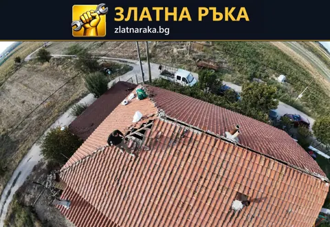 Въздушен изглед към керемиден покрив с работен участък между различни скатове.