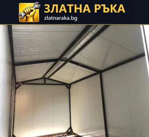 Черни метални греди под светъл двускатен покрив в малко помещение.