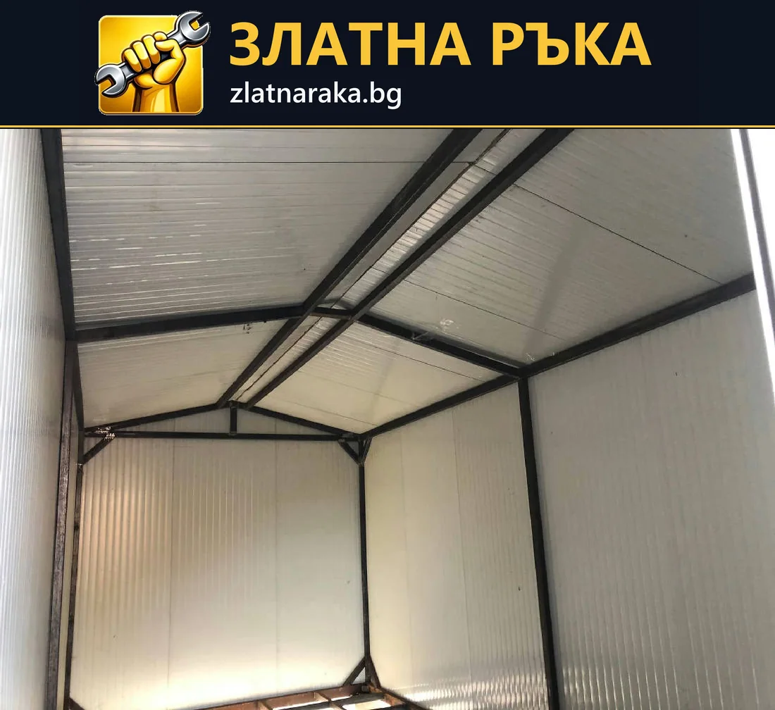 Черни метални греди под светъл двускатен покрив в малко помещение.