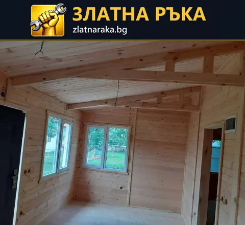 Дървени стени, таван и греди около бели прозорци в светла стая
