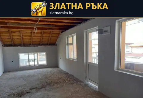 Просторно помещение с видими дървени таванни греди, нова дограма и необработен под