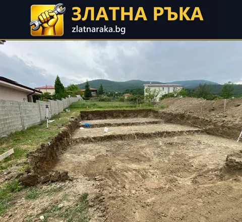Широк изкоп с прави краища и две напречни ивици неизкопана земя между оградите на парцел
