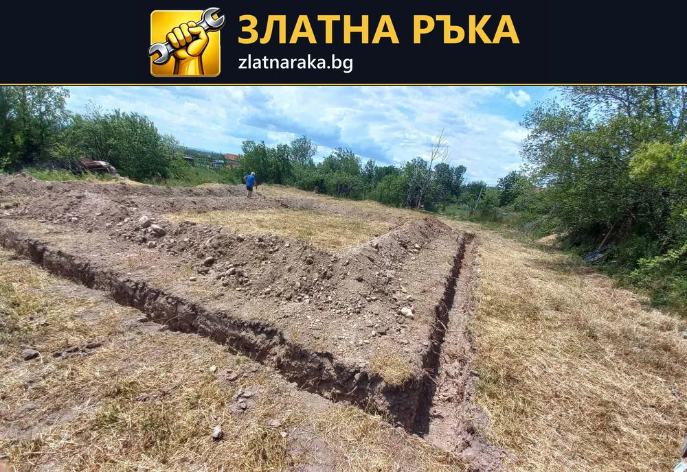 Пресни прави изкопи очертават голям правоъгълник в разчистен терен до дървета и ниска растителност