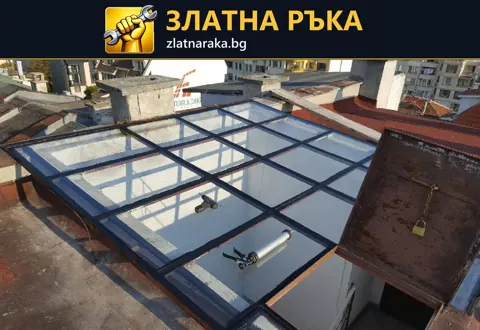Прозрачно покритие, разделено от сини метални профили, покрива нисък обем между съседни сгради