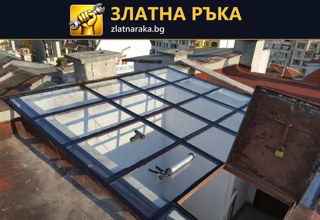 Прозрачно покритие, разделено от сини метални профили, покрива нисък обем между съседни сгради