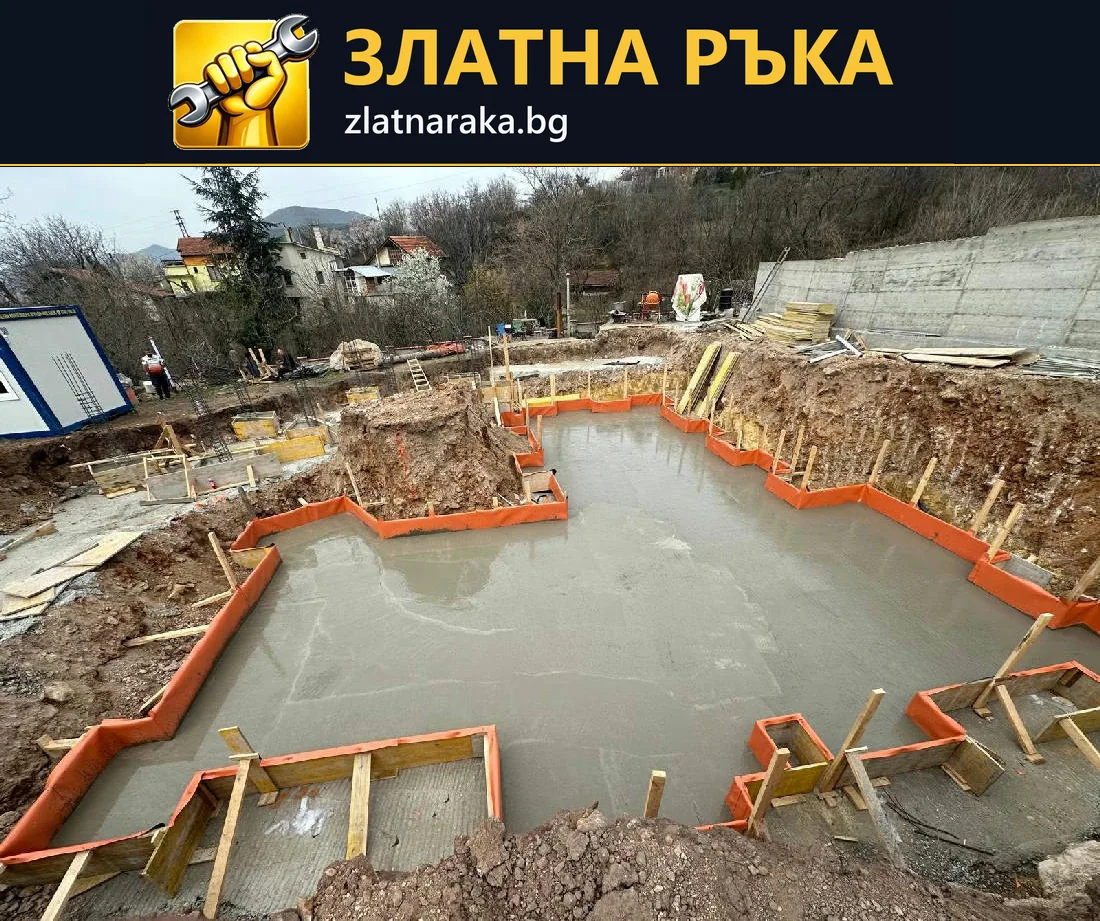 Прясно излята бетонна основа с очертан кофраж и армировка по периферията в изкоп.