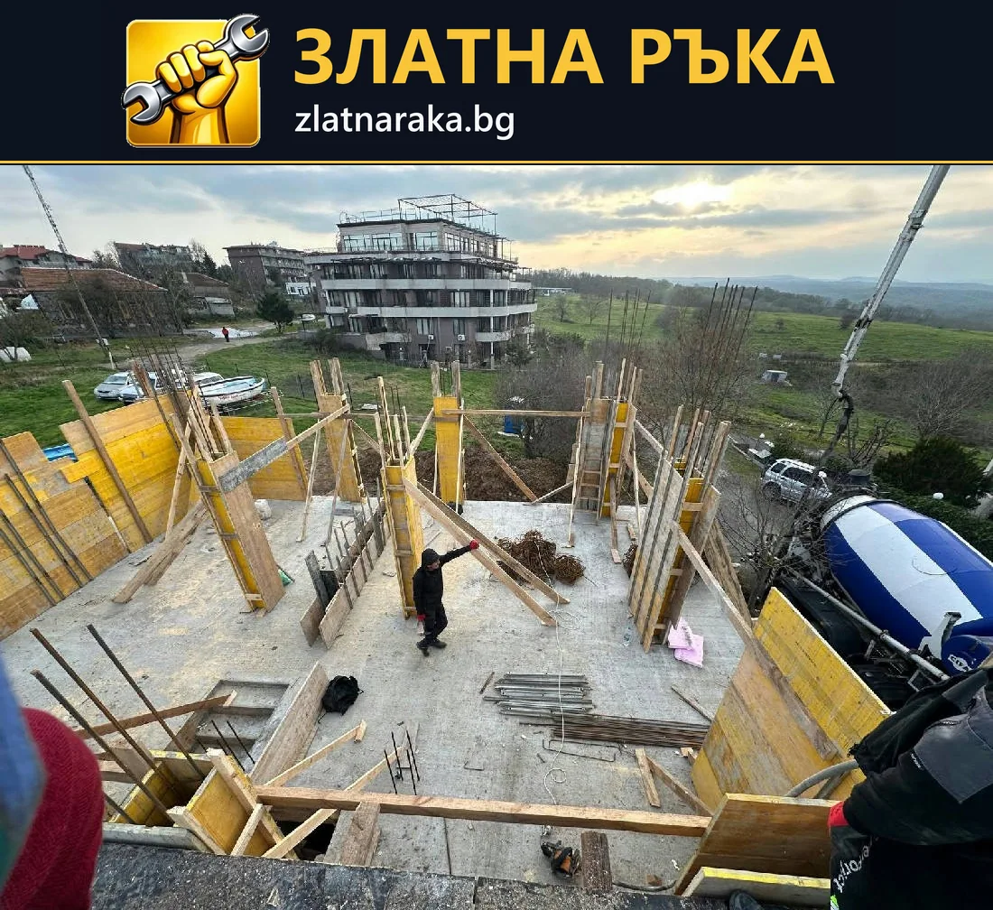 Поглед отгоре към бетонна площадка с кофражни колони, армировъчни пръти и работници по време на строителство