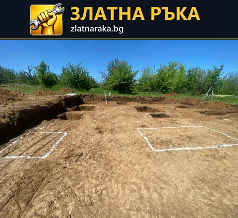 Подравнен земен терен с бели очертания, колчета и започнат изкоп по края.