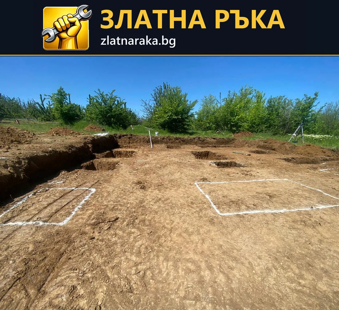 Подравнен земен терен с бели очертания, колчета и започнат изкоп по края.