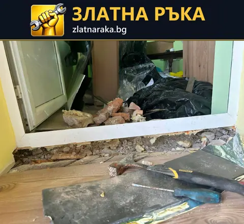 Отворен подов участък под врата с видима основа, инструменти и строителни остатъци.