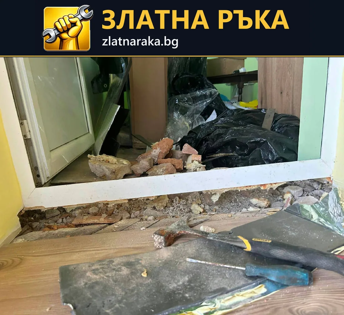 Отворен подов участък под врата с видима основа, инструменти и строителни остатъци.