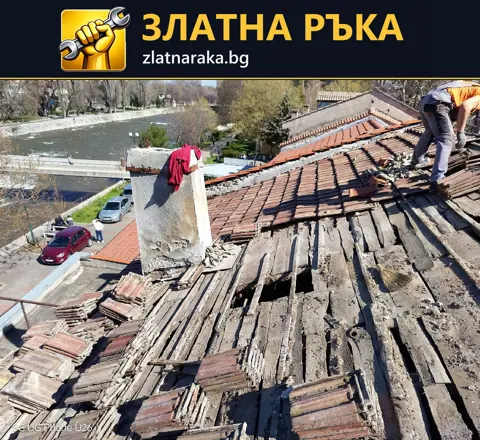 Частично свалени керемиди разкриват повредени дървени дъски с отвори около стар измазан комин