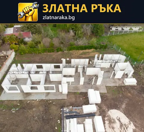 Поглед от височина към светли външни и вътрешни стени с множество отвори и метални елементи без покрив