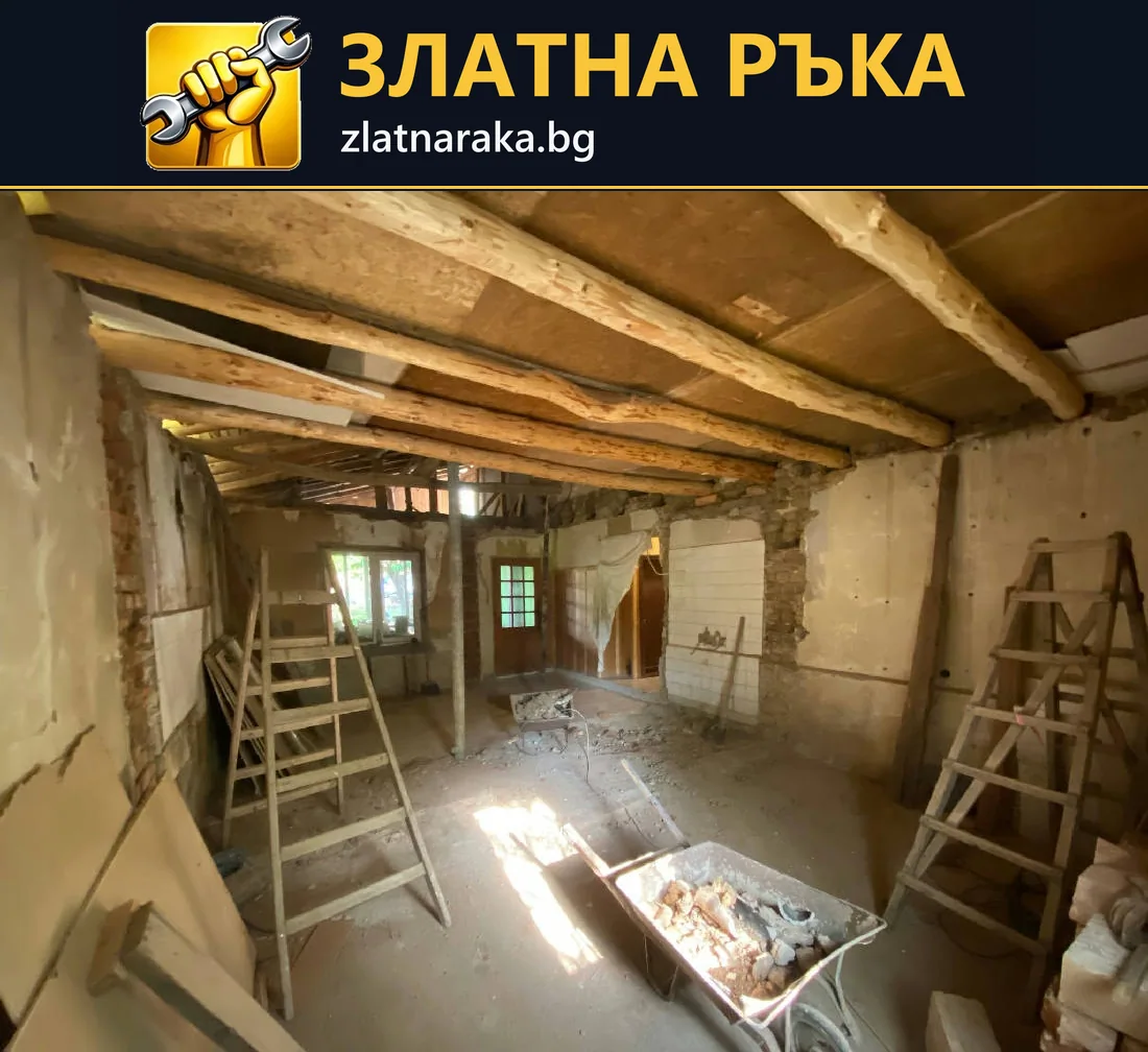 Просторна стара стая със свалени покрития, дървени греди и стълби