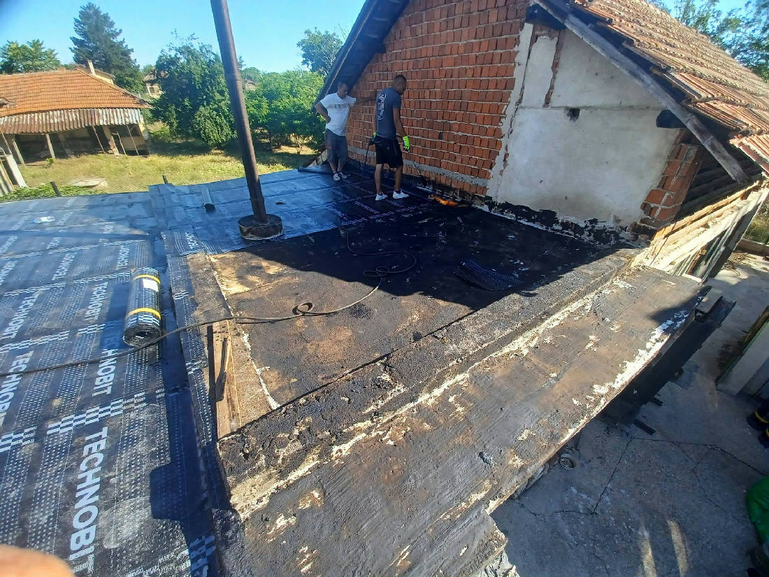 Работа по рулонно покритие около тухлена надстройка на открита тераса