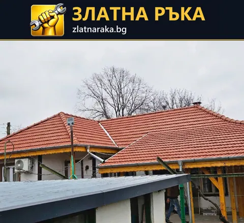 Два покривни обема с червени керемиди и светли крайни обшивки са заснети над работно скеле