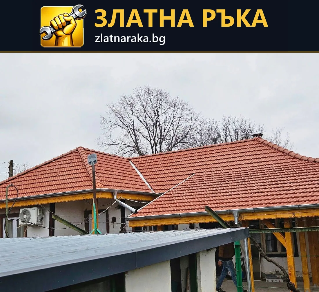 Два покривни обема с червени керемиди и светли крайни обшивки са заснети над работно скеле