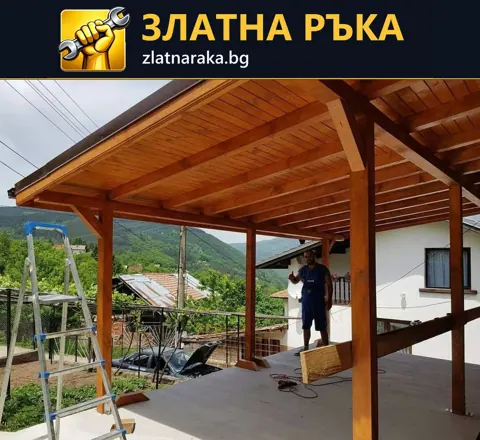 Дървен навес с топъл кафяв цвят, масивни колони и видими греди над бетонна тераса