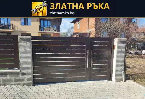 Тъмни хоризонтални ламели между масивни светли колони на дворен вход