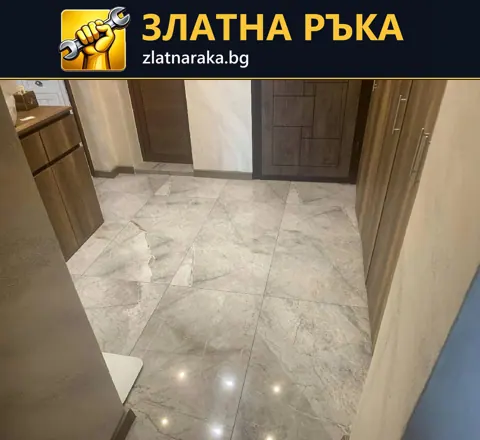 Големи сиви плочки с каменен рисунък покриват антре между тъмнокафяви интериорни врати