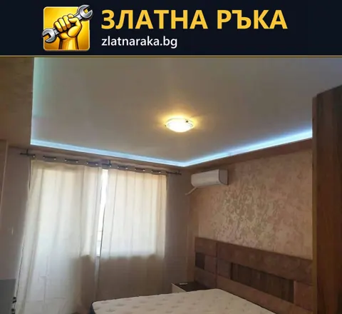 Светлосин контур по тавана над спалня с дървена табла, завеси и централен плафон