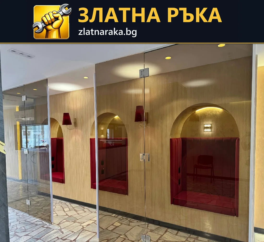 Прозрачни стъклени врати пред декоративна стена с дървесен декор и червени арковидни ниши