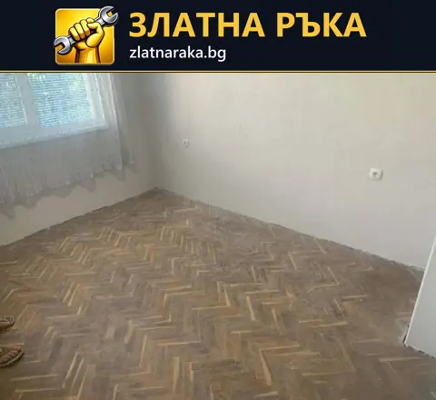 Потъмнял паркет рибена кост пред прозорец в стая с бели стени