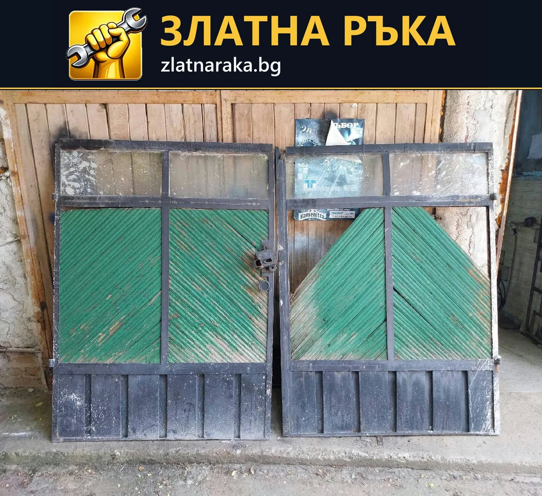 Двукрила зелена порта с диагонален пълнеж и видими ръждиви участъци