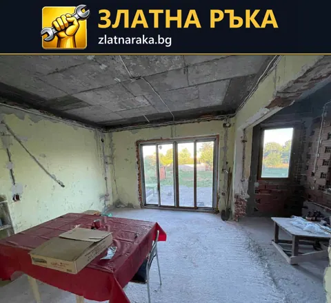 Помещение със свалени покрития, бетонен таван и отвор към съседна стая