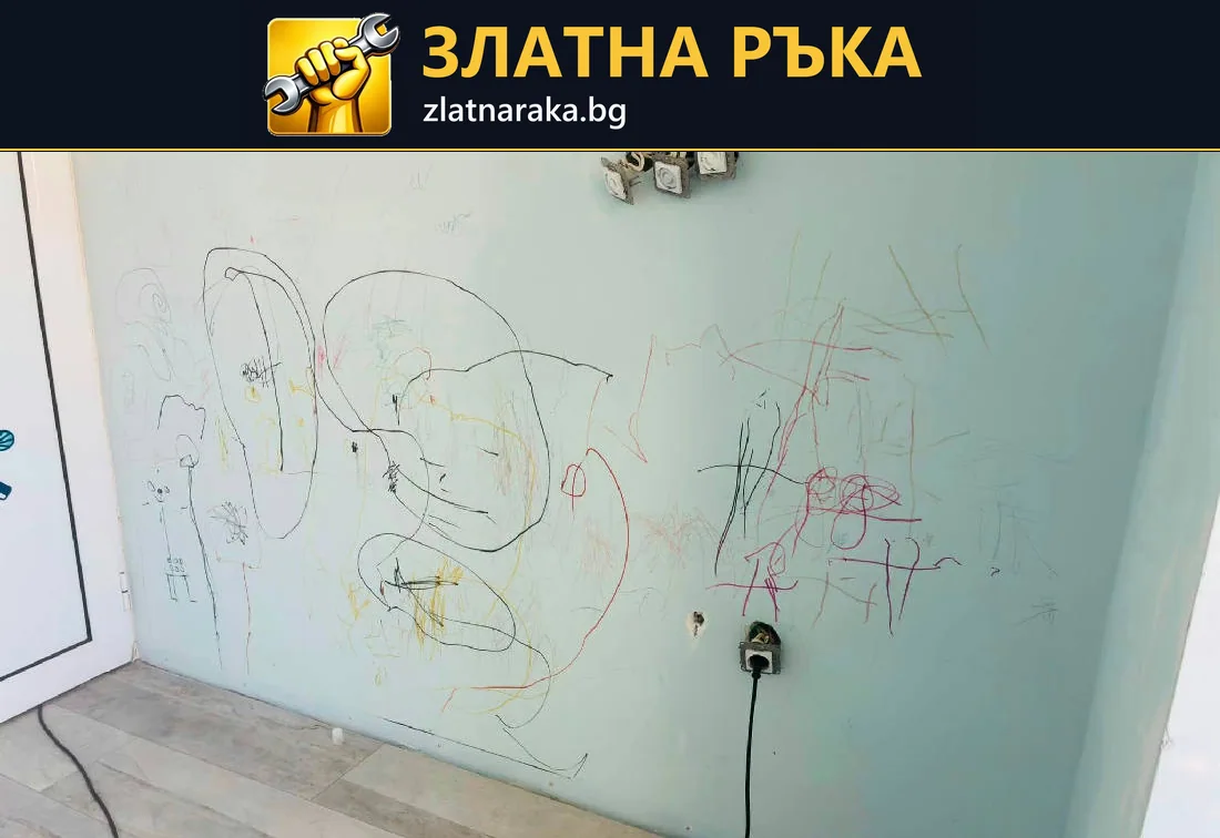 Светла стена с цветни драсканици около контакти до врата