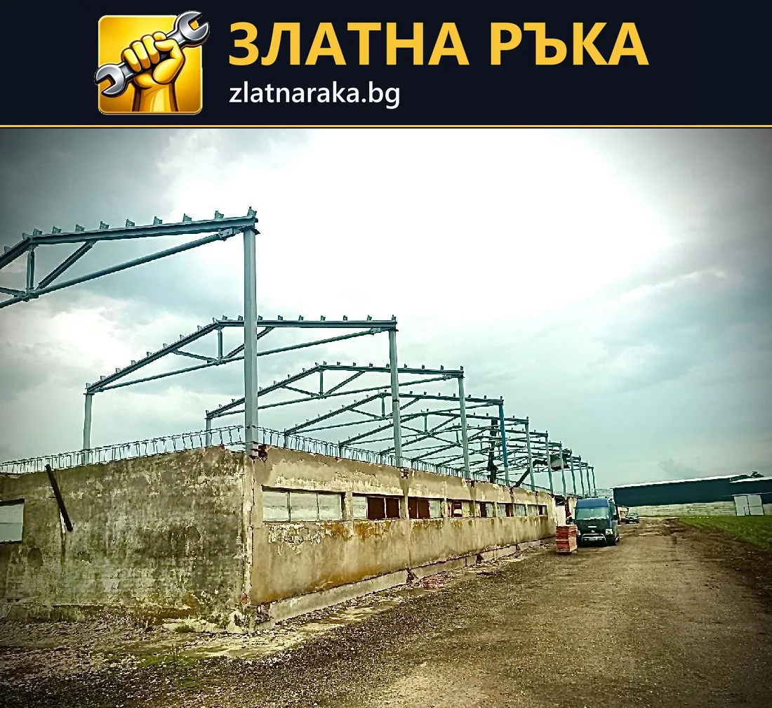 Ред зелени метални рамки над стара продълговата постройка