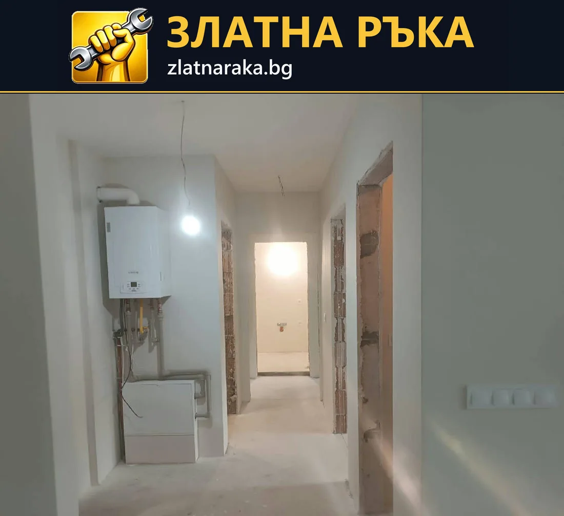 Дълъг бял коридор с отворени дверни отвори, висяща крушка и стенен уред с тръби отляво
