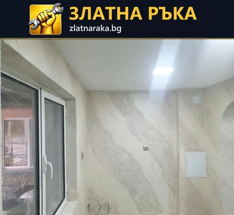 Светла стена с диагонален каменен ефект до бял прозорец под таванно осветително тяло